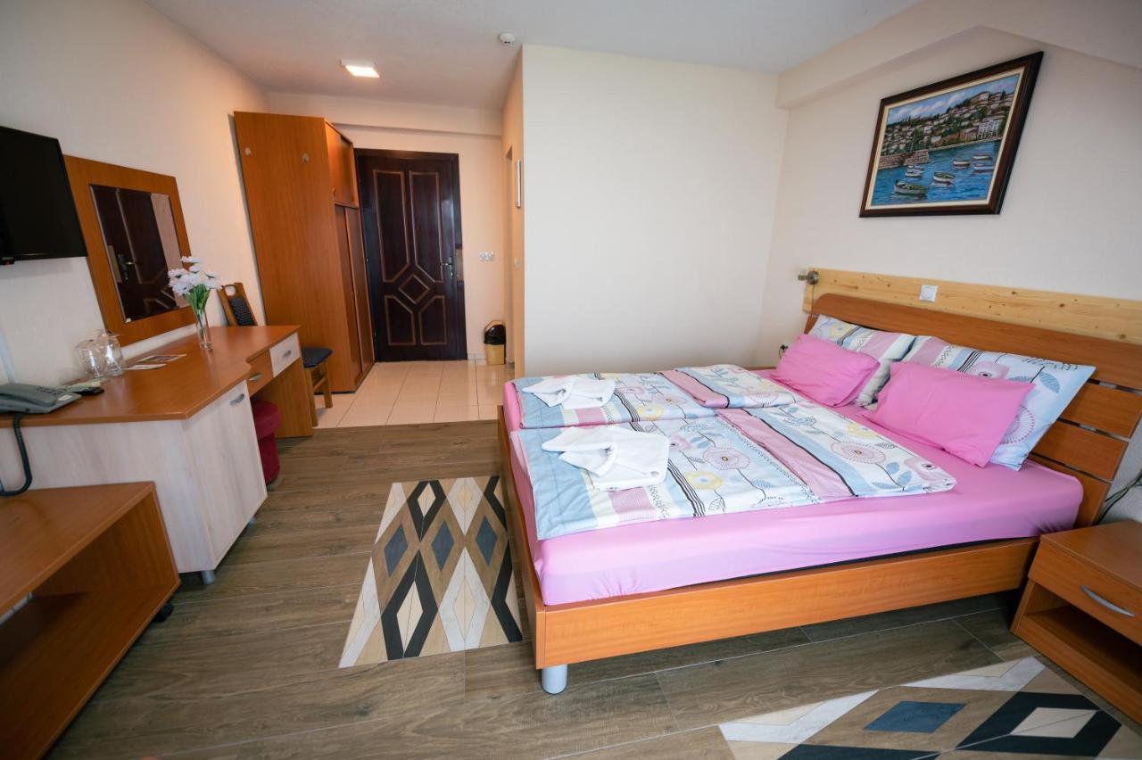 Hotel Holiday-M Ohrid Exteriör bild