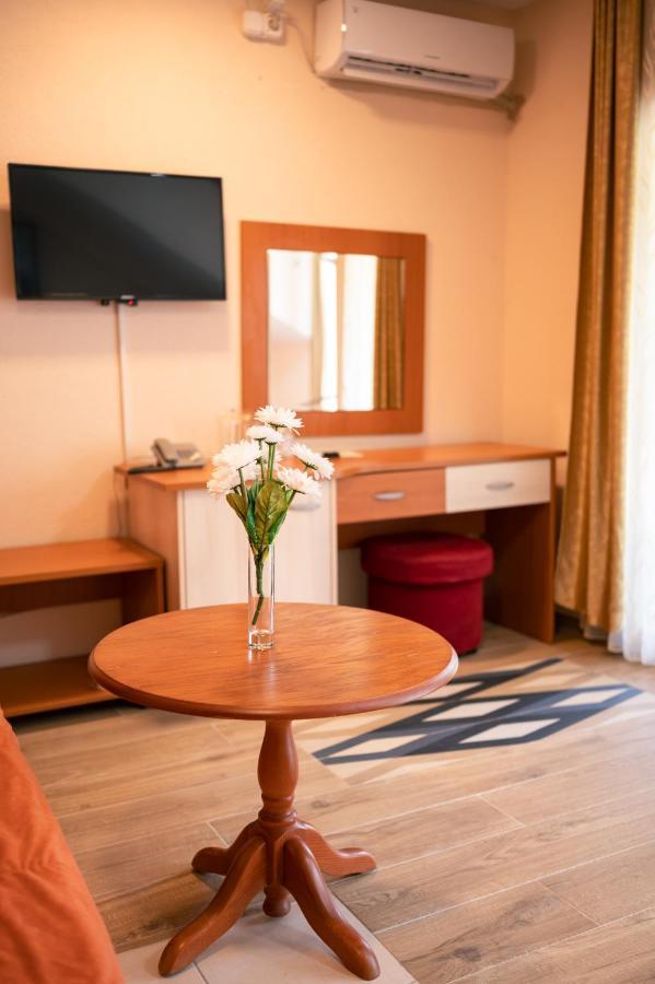 Hotel Holiday-M Ohrid Exteriör bild